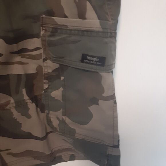 Camo Cargo Shorts Mens 46 Wrangler 10” Inseam Flex Comfort Relaxed Fit EUC - Picture 4 of 11